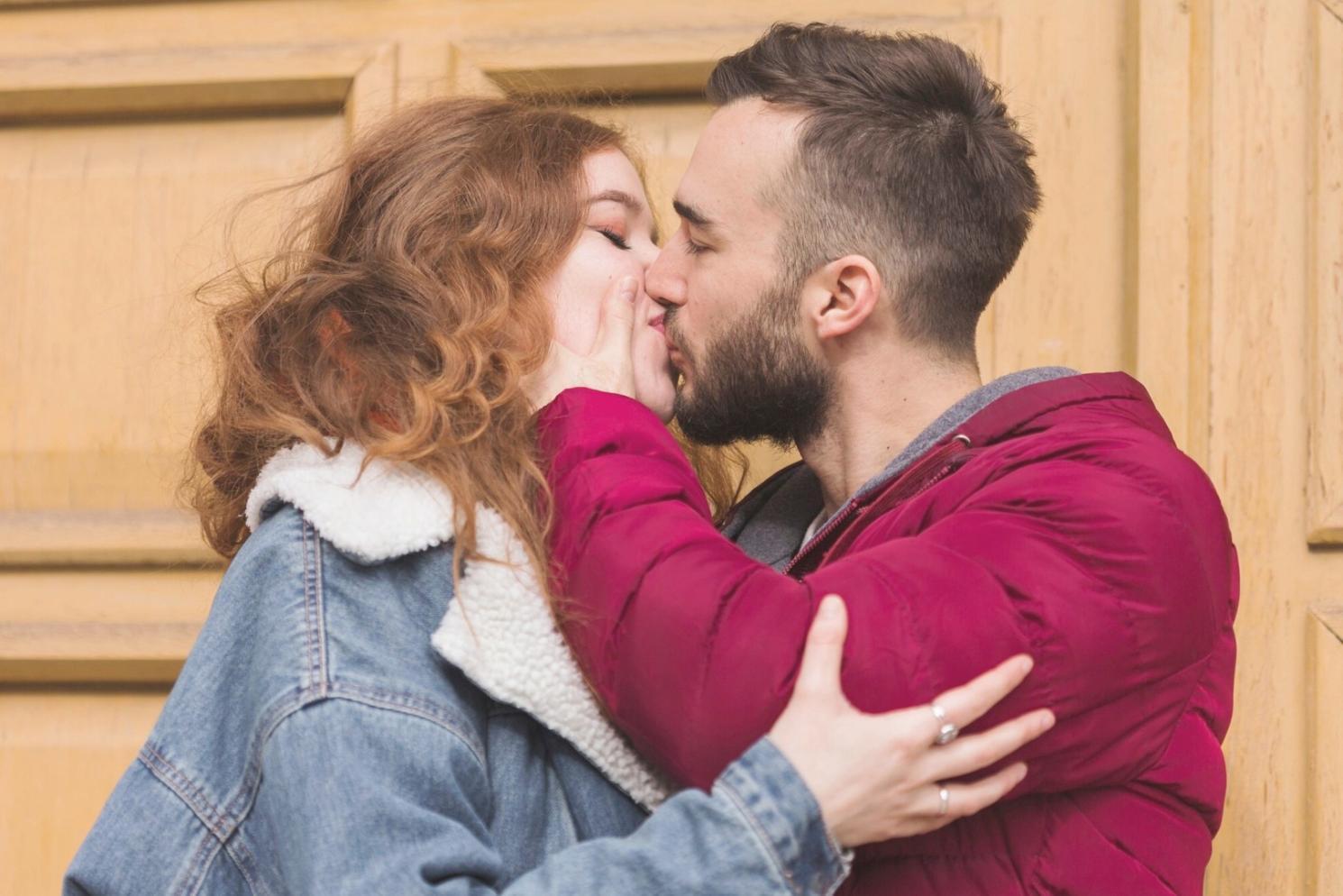 Atelier pratique d'écoute familiale avec un groupe d'apprenants engagés dans des exercices de communication