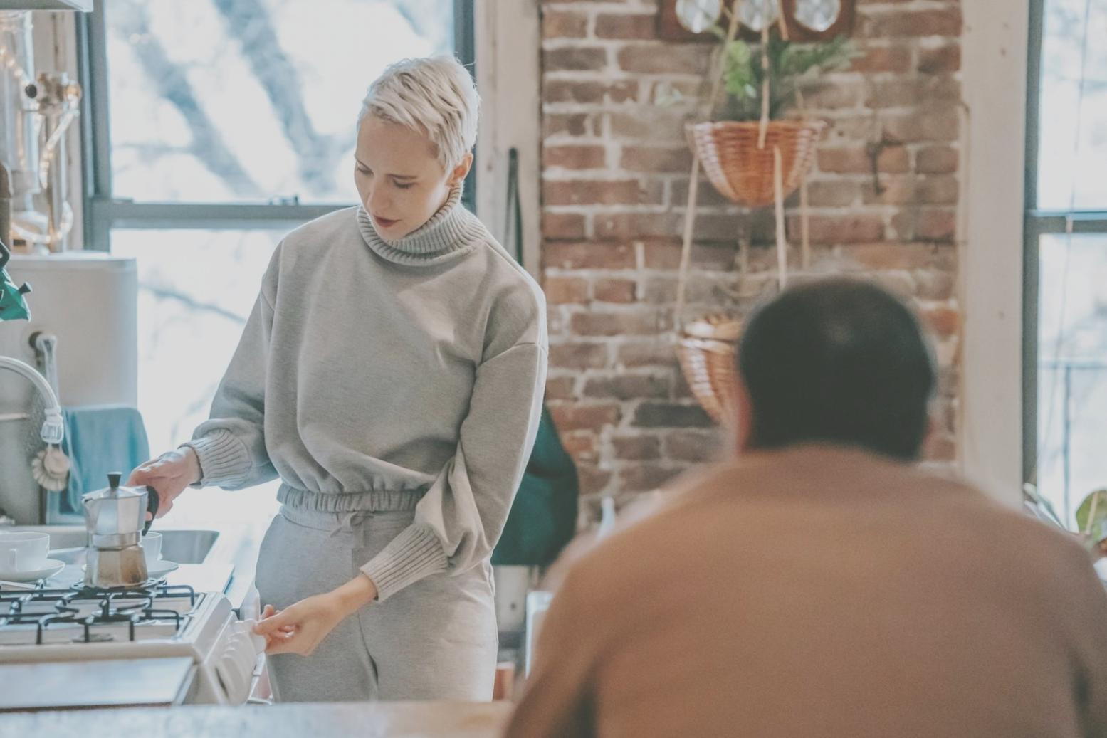 Espace d'écoute familiale où parents et enfants apprennent à mieux communiquer