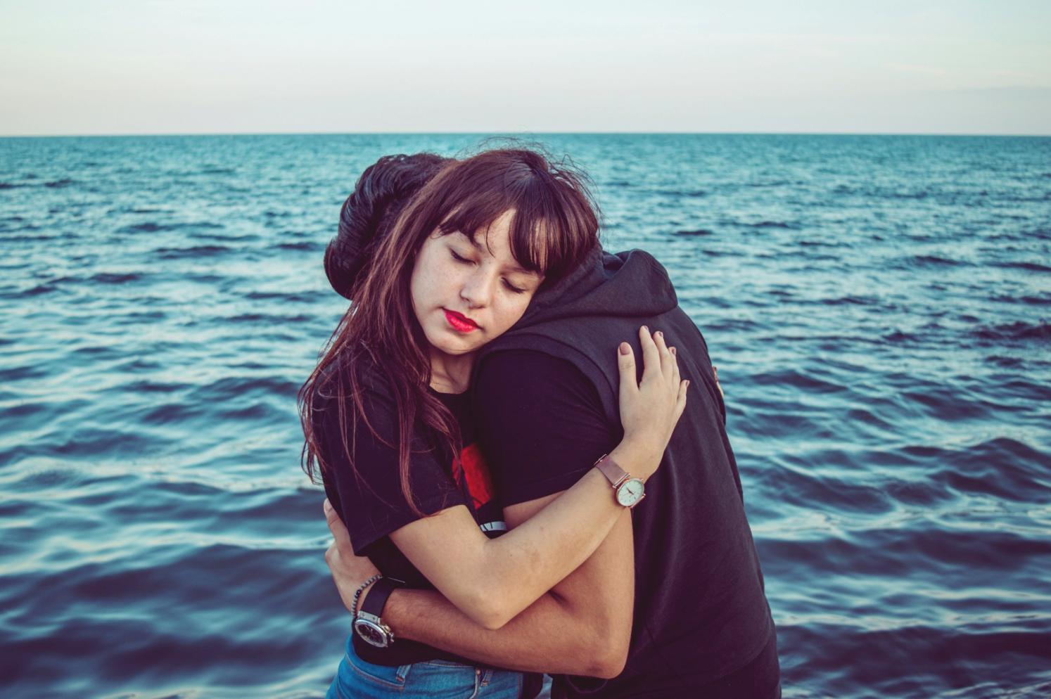 Famille en conversation authentique